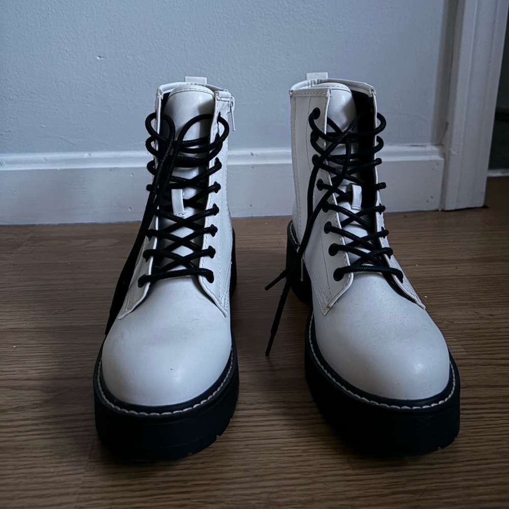 Women's White and Black Lace-Up Boots - Picture 4 of 4